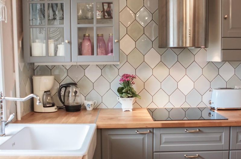 Professional kitchen backsplash installation in Florida. We serve Wesley Chapel, Tampa, Lutz, Odessa, Zephyrhills, and Land O' Lakes.